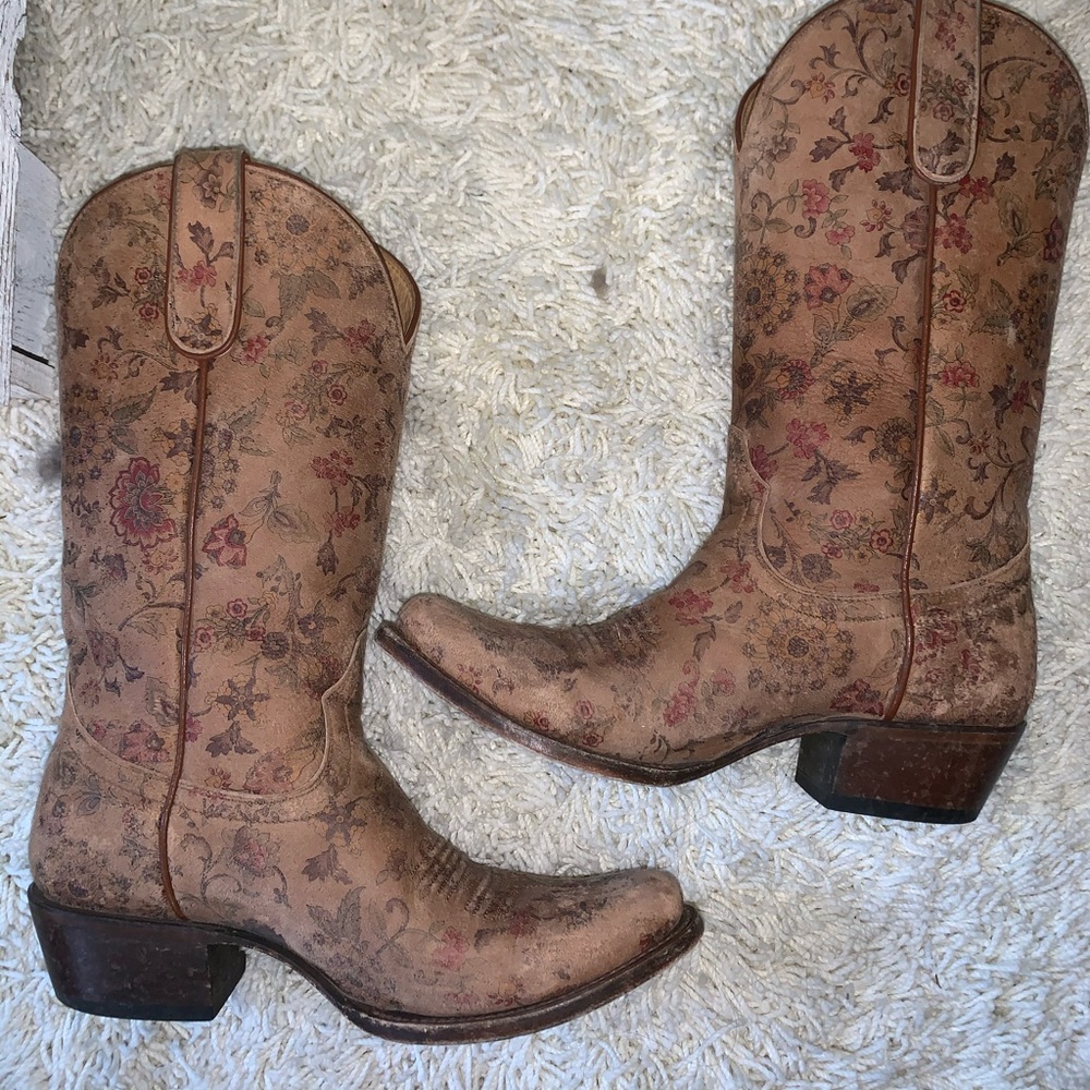 Shyanne Suede floral boots. Round toe.